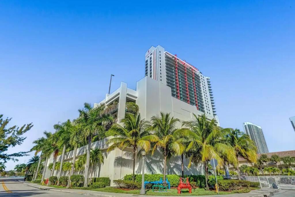 Lovely 2bed 1bath With Private Balcony 18th Floor Apartment Hallandale Beach