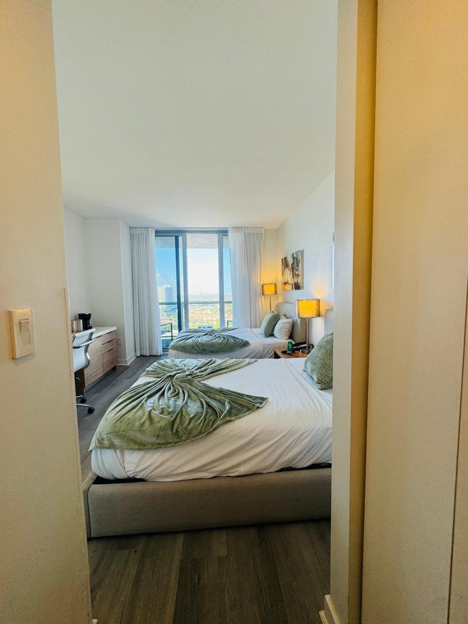 Lovely 2bed 1bath With Private Balcony 18th Floor Apartment Hallandale Beach