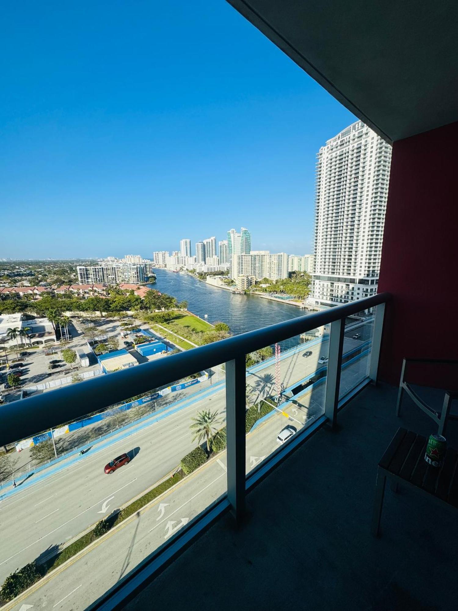 Lovely 2bed 1bath With Private Balcony 18th Floor Apartment