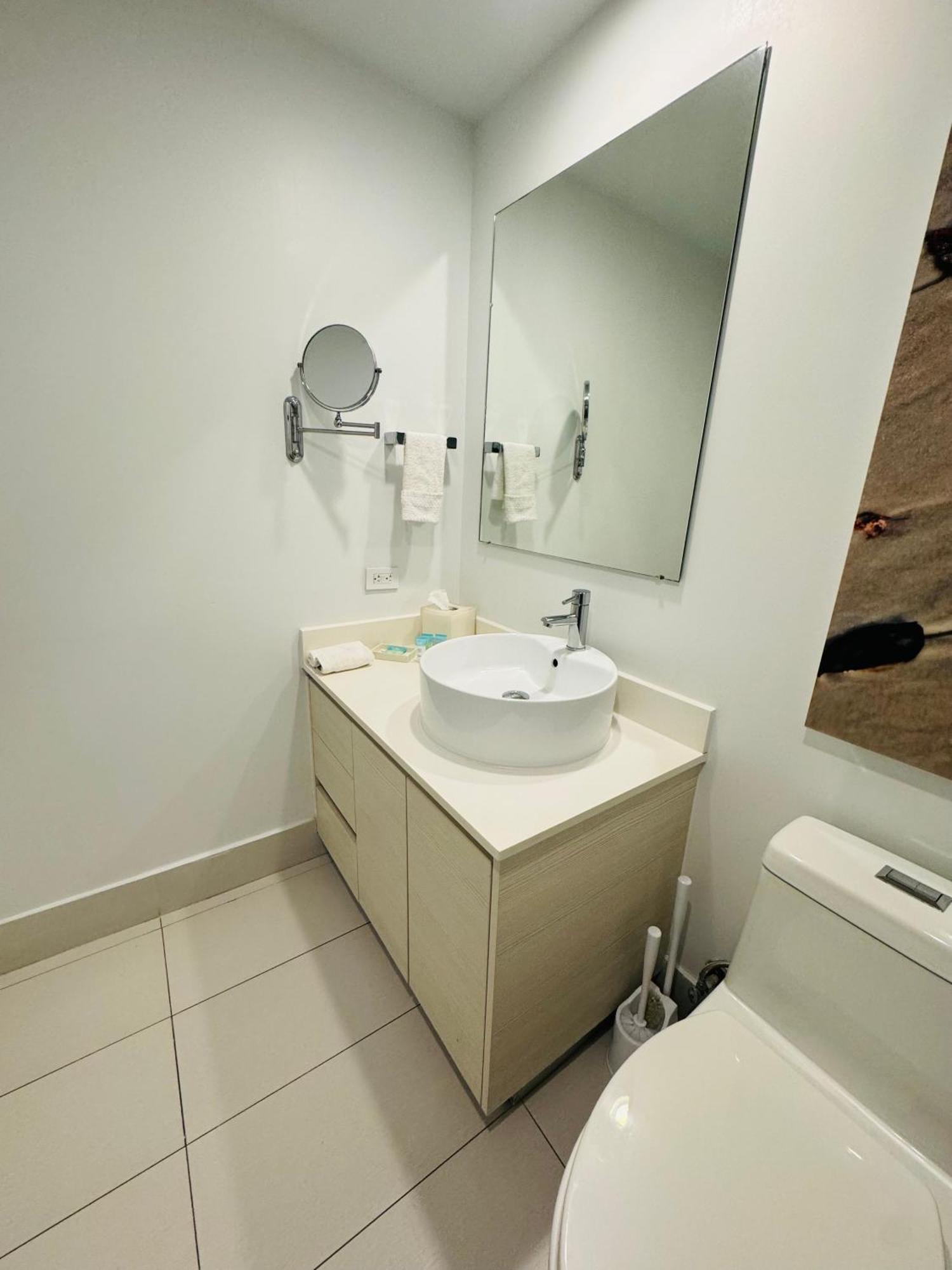 Lovely 2bed 1bath With Private Balcony 18th Floor