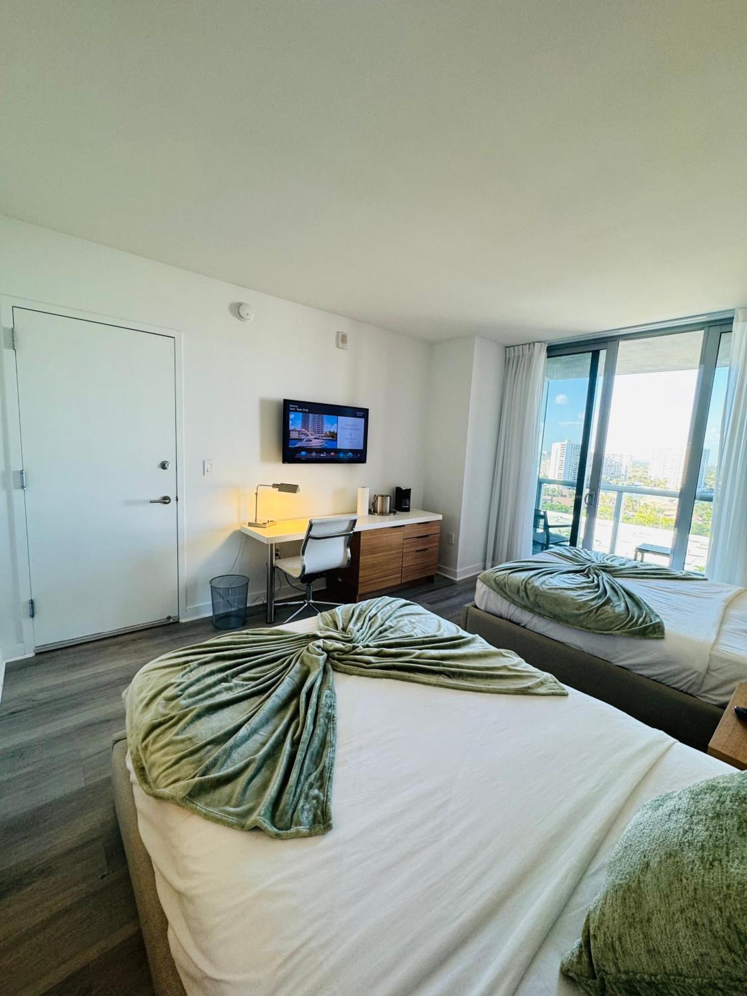 Lovely 2bed 1bath With Private Balcony 18th Floor Apartment *