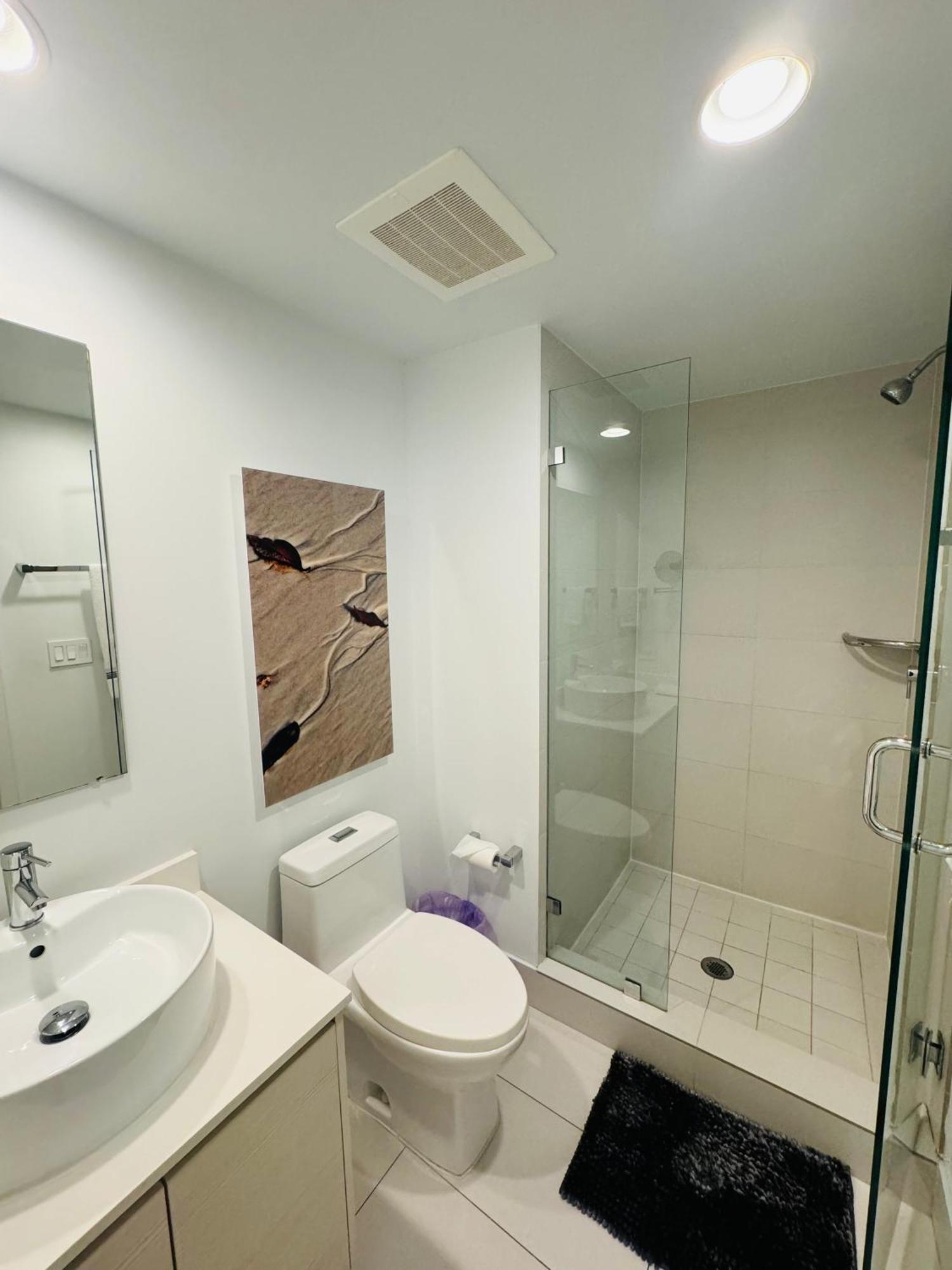 Lovely 2bed 1bath With Private Balcony 18th Floor Apartment