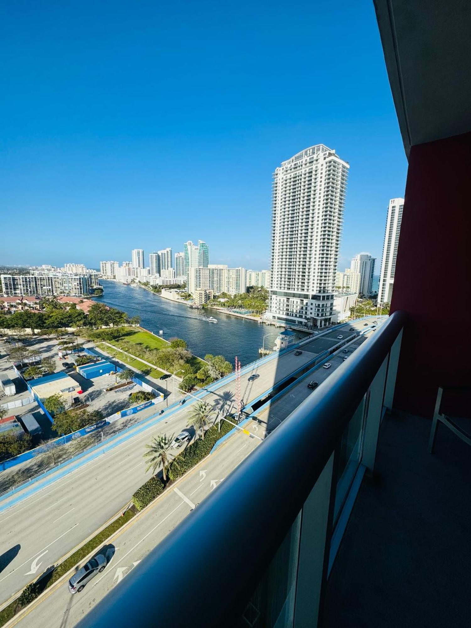 Lovely 2bed 1bath With Private Balcony 18th Floor